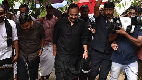 മുഖ്യമന്ത്രി വി.ഡി. സതീശനും ദേവസ്വം മന്ത്രി കെ. മുരളീധരനും ദര്‍ശനത്തിനായി വൈകീട്ടോടെ സന്നിധാനത്തെത്തി