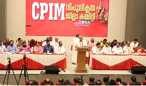 സിപിഐഎം കണ്ണൂർ വിപുലീകൃത ജില്ലാ കമ്മിറ്റി: നേതൃനിരയിൽ അഴിച്ചുപണി; കെ.വി. സക്കീർ ഹുസൈൻ 
ജില്ലാ സെക്രട്ടേറിയറ്റിൽ