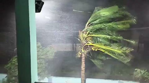 അർണബ് കരതൊട്ടു! ആന്ധ്രാപ്രദേശിൽ തീവ്രമഴയും കാറ്റും, ഒരു ലക്ഷത്തോളം പേരെ മാറ്റിപ്പാർപ്പിച്ചു; അതീവ ജാഗ്രതാ നിർദേശം
