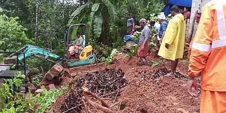 ചെറുപുഴയിൽ കനത്തമഴയില്‍ വീടിന് മുകളിലേക്ക് സംരക്ഷണഭിത്തി ഇടിഞ്ഞുവീണു