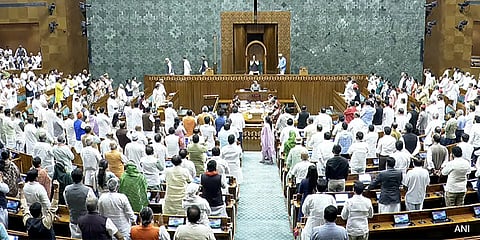 'നീറ്റി'ൽ നീറിപ്പുകഞ്ഞ് ലോക്സഭ, അടിയന്തര പ്രമേയം തള്ളിയതോടെ വീണ്ടും പ്രക്ഷുബ്‌ധം; സഭ തിങ്കളാഴ്ച വരെ നിർത്തിവച്ചു