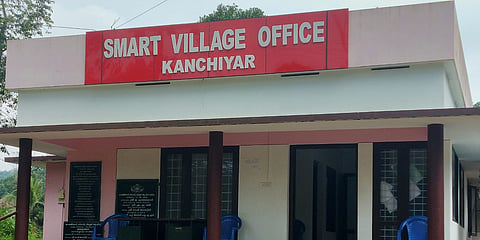 വീട് അപകടാവസ്ഥയില്‍; വില്ലേജ് ഓഫീസിന് മുന്നില്‍ പ്രതിഷേധവുമായി കുടുംബം