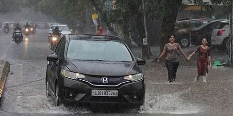 കനത്ത മഴയില്‍ റോഡില്‍ ഗര്‍ത്തം, രൂക്ഷമായ വെള്ളക്കെട്ട്; ഗുജറാത്തില്‍ ജാഗ്രത നിര്‍ദേശം