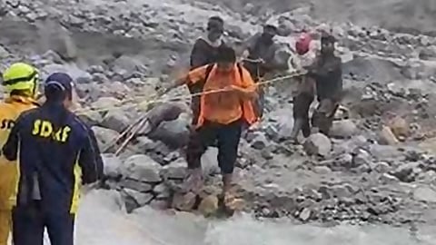 ഉത്തരാഖണ്ഡിൽ അപകടത്തിൽപ്പെട്ടവരെ എസ്‌ഡിആർഎഫ് സംഘം രക്ഷപ്പെടുത്തുന്നു