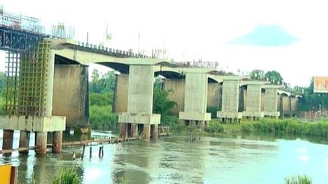 കാലടി ശ്രീശങ്കരയിൽ പുതിയ പാലത്തിൻ്റെ നിർമാണം ഇഴയുന്നു:  പ്രതിഷേധവുമായി നാട്ടുകാർ