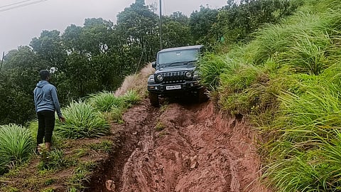 ഓഫ് റോഡ് ട്രക്കിം​ഗിനെത്തി; ഇടുക്കിയിൽ മലമുകളിൽ കുടുങ്ങിയത് 27 വാഹനങ്ങൾ