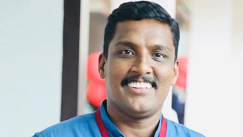 'താൻ മാഫിയ ബന്ധമുള്ളയാളല്ല"; പരാതിക്കാരൻ്റെ വീട്ടിൽ അമ്മയ്‌ക്കൊപ്പം സത്യാഗ്രഹമിരുന്ന് പ്രമോദ് കോട്ടൂളി