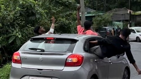 കുറ്റ്യാടി ചുരത്തിൽ തിരക്കേറിയ റോഡിൽ കാറിൽ അഭ്യാസ പ്രകടനവുമായി യുവാക്കൾ