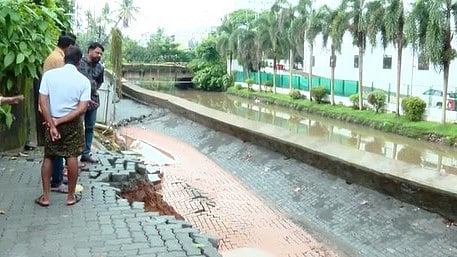 കൊച്ചി ചെമ്പുമുക്കിൽ റോഡ് ഇടിഞ്ഞു