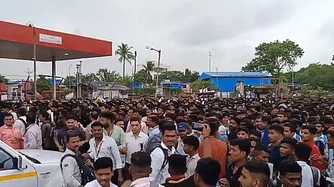 മുംബൈ എയർപോ‍ർട്ടിൽ ജോലിക്കായി തിക്കും തിരക്കും; 2216 ഒഴിവുകളിലേക്കായി എത്തിയത്  25000 ഉദ്യോ​ഗാർഥികൾ