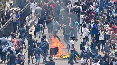 സുപ്രീം കോടതി വിധിയെത്തിയിട്ടും ശാന്തമാകാത്ത ബംഗ്ലാദേശ് തെരുവുകൾ; തുടരുന്ന ഇന്‍റർനെറ്റ് വിച്ഛേദവും നിരോധനാജ്ഞയും