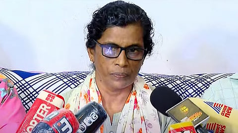 "ജീവനോടെ തിരിച്ചുവരുമെന്ന പ്രതീക്ഷയില്ല"; മാധ്യമങ്ങളോട് പ്രതികരിച്ച് അർജുൻ്റെ അമ്മ