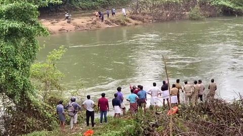 കാൽവഴുതി പുഴയിൽ വീണു, വയോധിക സഞ്ചരിച്ചത് മൂന്ന് കിലോമീറ്റർ; രക്ഷപ്പെടുത്തി അഗ്നിരക്ഷാസേന