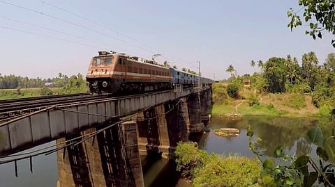 റെയില്‍വേ പാലത്തില്‍ നിന്ന് നാല് പേര്‍ പുഴയില്‍ ചാടിയതില്‍ ട്വിസ്റ്റ്; സംഭവം തട്ടിപ്പ് നടത്തി രക്ഷപ്പെടുന്നതിനിടെ