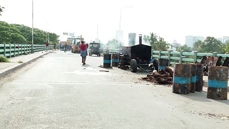തേവര-കുണ്ടന്നൂർ പാലം: അറ്റകുറ്റപ്പണിയിൽ വ്യാപകമായി അപാകതയെന്ന് ആരോപണം; അരി വറുത്ത് പ്രതിഷേധം