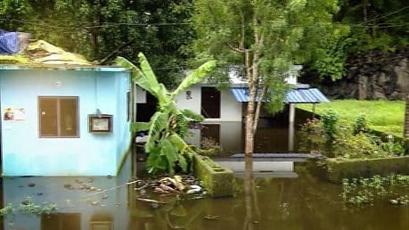 വീടുകളിലേക്ക് വെള്ളം കയറിയ നിലയിൽ