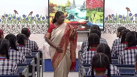 രാഷ്ട്രപതി ഭവനിലെ രണ്ടാം വാർഷികം അധ്യാപികയായി ആഘോഷിച്ച്  ദ്രൗപതി മുർമു