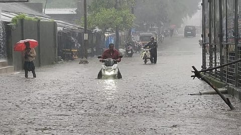 മഴയിൽ മുങ്ങിയ മുംബൈ നഗരം