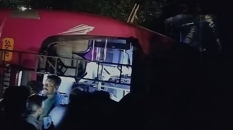 വൈക്കത്ത്  ബസ് തലകീഴായി മറിഞ്ഞ് അമ്പതോളം പേർക്ക് പരുക്ക്