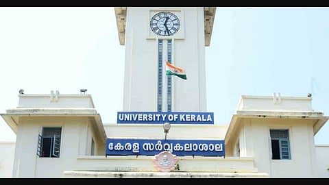 "സിൻഡിക്കേറ്റ്, അക്കാദമിക് കൗൺസിൽ യോഗങ്ങൾ വിളിക്കണം";  കേരള സർവകലാശാല സെനറ്റ് യോഗത്തിൽ വിസിക്കെതിരെ ബാനർ പ്രതിഷേധം 