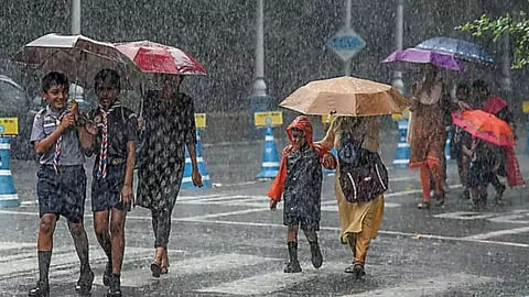 സംസ്ഥാനത്ത് കനത്ത മഴ തുടരും;
ഏഴ് ജില്ലകളിൽ വിദ്യാഭ്യാസ സ്ഥാപനങ്ങൾക്ക് നാളെ അവധി
