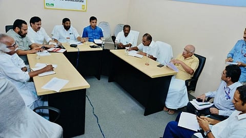 ചൂരൽമല: കൺട്രോൾ റൂം കേന്ദ്രീകരിച്ച്  മെഡിക്കൽ പോയിന്റും ഓക്സിജൻ ആംബുലൻസ്രും ഒരുക്കാൻ മന്ത്രിതല യോഗത്തിൽ തീരുമാനം
