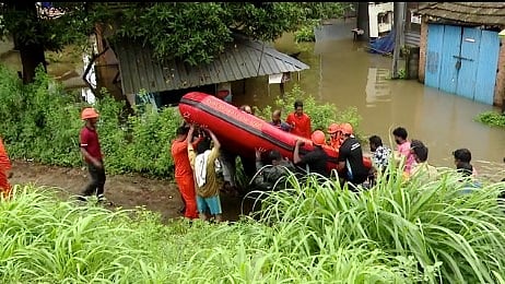 തൃശൂരില്‍ കനത്ത മഴയും വെള്ളപ്പൊക്കവും; നൂറ് കണക്കിന് കുടുംബങ്ങൾ ഒറ്റപ്പെട്ടു