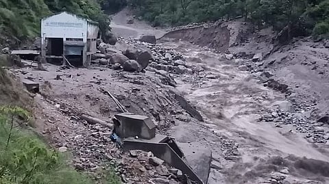 ഹിമാചലിലെ പ്രളയം; രണ്ട് കുട്ടികളുൾപ്പെടെ അഞ്ചു പേർ മരിച്ചു, നിരവധി പേരെ കാണാനില്ല