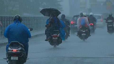 മഴ സാധ്യത; അടുത്ത 5 ദിവസത്തേക്കുള്ള മഴ സാധ്യത മുന്നറിയിപ്പ് പുറപ്പെടുവിച്ച് കേന്ദ്ര കാലാവസ്ഥാവകുപ്പ്