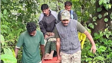 ചൂരല്‍മല ദുരന്തം: കാടിനുള്ളിൽ ഒറ്റപ്പെട്ടവരെ തെരയുന്ന വനപാലകർ