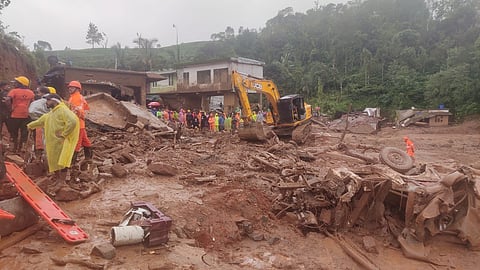 ചൂരല്‍മല ദുരന്തം: ഡ്രോണുകള്‍ എത്തിച്ച് ചാലിയാറില്‍ തെരച്ചില്‍; മരണം 304