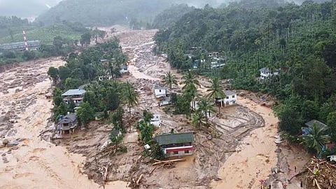 ചൂരൽ മല ദുരന്തം: മണ്ണിനടിയിൽ ജീവൻ്റെ സാന്നിധ്യം; പരിശോധന രാത്രിയും തുടരും