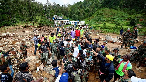 ഇത്ര ഭയാനകമായ ദുരന്തം കേരളം മുമ്പ് നേരിട്ടിട്ടില്ല; ദുരന്ത ബാധിതർക്ക് കോൺഗ്രസ് 100 വീടുകൾ നിർമിച്ചുനൽകും: രാഹുൽ ഗാന്ധി
