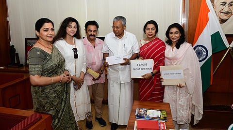 വയനാടിന് കൈത്താങ്ങ്: ദുരിതാശ്വാസ നിധിയിലേക്ക് ഒരു കോടി രൂപ നല്‍കി ചലച്ചിത്ര പ്രവര്‍ത്തകരുടെ കൂട്ടായ്മ