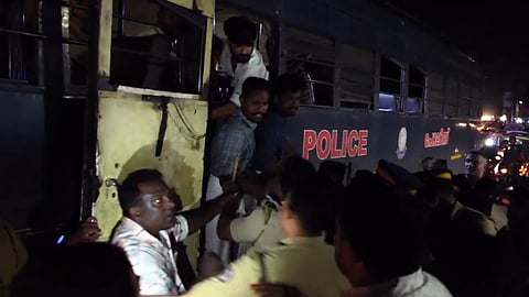 പോലീസും പ്രവർത്തകരുമായി ഉന്തുംതള്ളും; കായംകുളത്ത് നടന്ന യൂത്ത് കോൺഗ്രസ്  മാർച്ചിൽ സംഘർഷം
