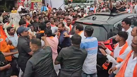 ഉദ്ധവ് താക്കറെയുടെ വാഹനവ്യൂഹത്തിന് നേരെ ചാണകമെറിഞ്ഞ് പ്രതിഷേധം: മഹാരാഷ്ട്രയിൽ 20 പേർ പൊലീസ് കസ്റ്റഡിയിൽ