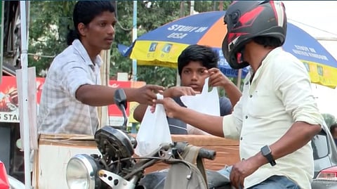 ഈ സഹോദരങ്ങള്‍ക്ക് അവധിക്കാലം കളിയല്ല, 
വിശക്കുന്ന വയറിനും സ്വന്തം വീടിനും ആശ്വാസമേകുന്ന 'പൊതിച്ചോറിന്‍റെ കഥ'
