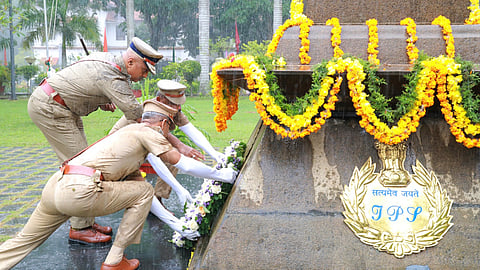 പൊലീസ് ആസ്ഥാനത്തെ ധീരസ്മൃതിഭൂമിയില്‍ എ ഡി ജി പി എസ്. ശ്രീജിത്ത് പുഷ്പചക്രം അര്‍പ്പിക്കുന്നു