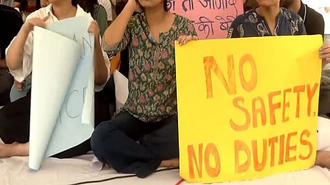 കൊൽക്കത്തയിൽ പ്രതിഷേധം കത്തുന്നു; തെരുവിലിറങ്ങി ഡോക്ടർമാരുടെ മനുഷ്യച്ചങ്ങല