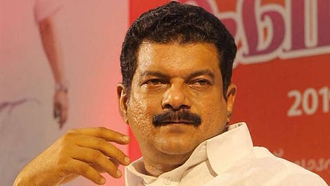 എസ്‍‌പി വൈകി, എംഎല്‍എ പിണങ്ങി; മലപ്പുറം ജില്ലാ പൊലീസ് മേധാവിക്കെതിരെ
വിമർശനവുമായി പി.വി. അൻവർ