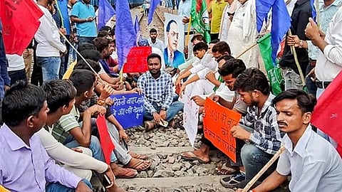 ദളിത്-ആദിവാസി സംഘടനകളുടെ ഭാരത് ബന്ദിന് ഭാഗിക പ്രതികരണം; ബിഹാറിൽ ട്രെയിൻ തടഞ്ഞ് പ്രതിഷേധക്കാർ