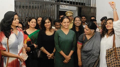 'സ്ത്രീകൾക്കെതിരെ സ്ത്രീകളെ പ്രതിഷ്ഠിക്കുന്നു'; സ്ഥാപകാംഗമായ നടി നേരിട്ട സൈബർ ആക്രമണത്തെ അപലപിച്ച് ഡബ്ല്യുസിസി