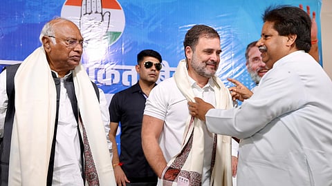 ജമ്മുവിൽ കോൺഗ്രസ് പ്രവർത്തക സമിതി യോഗത്തിൽ പങ്കെടുക്കുന്ന രാഹുൽ ഗാന്ധിയും മല്ലികാർജുൻ ഖാർഗെയും