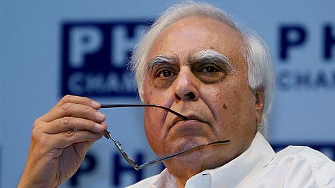 കൊൽക്കത്തയിലെ ഡോക്ടറുടെ കൊലപാതകം:
കപിൽ സിബൽ അഭിഭാഷകസ്ഥാനത്ത് നിന്ന് മാറി നിൽക്കണമെന്ന് കോൺഗ്രസ്