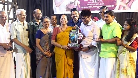 മികച്ച നടിക്ക് നാടിന്‍റെ ആദരവ്; സംസ്ഥാന അവാർഡ് ജേതാവ് ബീന ആർ. ചന്ദ്രന് പരുതൂർ പഞ്ചായത്തിന്‍റെ അനുമോദനം