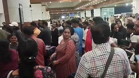 ഇന്നലെ പുറപ്പെടേണ്ട വിമാനം അനിശ്ചിതമായി വൈകുന്നു; നെടുമ്പാശ്ശേരി വിമാനത്താവളത്തില്‍ യാത്രക്കാരുടെ പ്രതിഷേധം