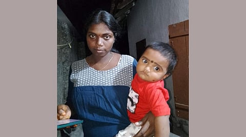 തിരുവല്ലയിലേക്ക് ട്രെയിന്‍ കയറ്റി വിട്ടു, കൈയ്യില്‍ ഫോണുമില്ല; എറണാകുളത്ത് യുവതിയെയും കുഞ്ഞിനെയും കാണാനില്ലെന്ന് പരാതി