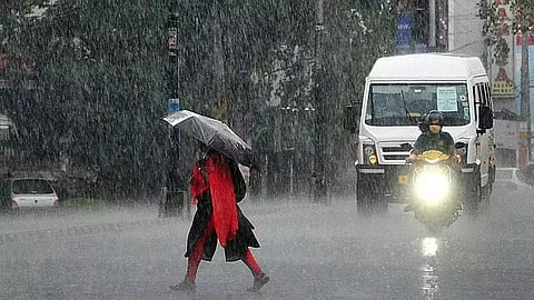 സംസ്ഥാനത്ത് അതിശക്തമായ മഴ തുടരും; നാല് ജില്ലകളിൽ നാളെ ഓറഞ്ച് അലേർട്ട്