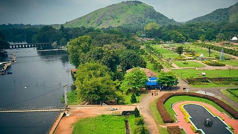മലമ്പുഴ ഉദ്യാനത്തിലെ കരാർ തൊഴിലാളികളെ പിരിച്ചുവിട്ട സംഭവം;  പ്രതിഷേധം ശക്‌തം