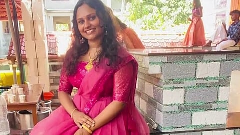 കൊല്ലം കടയ്ക്കലില്‍ 22കാരി ശുചിമുറിയില്‍ മരിച്ച നിലയില്‍;  മരണത്തില്‍ ദുരൂഹത